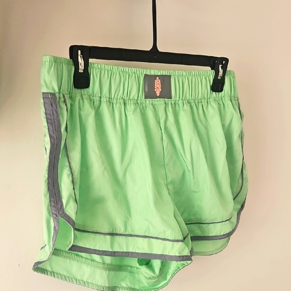 Free People Size LARGE  Green Shorts NEW! - Picture 1 of 4